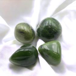 Jade vert du Canada (néphrite) A (pierre roulée)