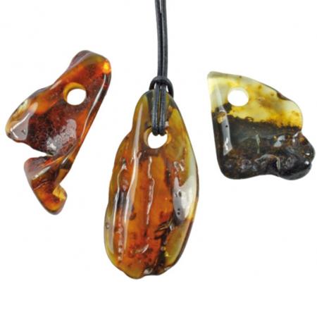 Pendentif ambre A (pierre trouée) + cordon en cuir