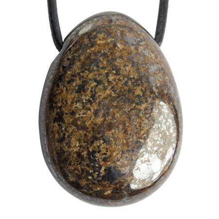 Pendentif bronzite (pierre trouée) + cordon en cuir