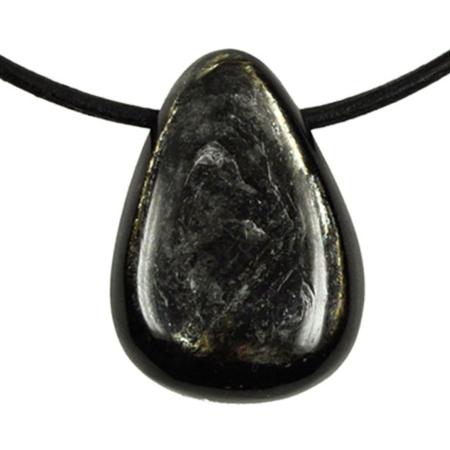 Pendentif muscovite ou mica (pierre trouée) + cordon en cuir