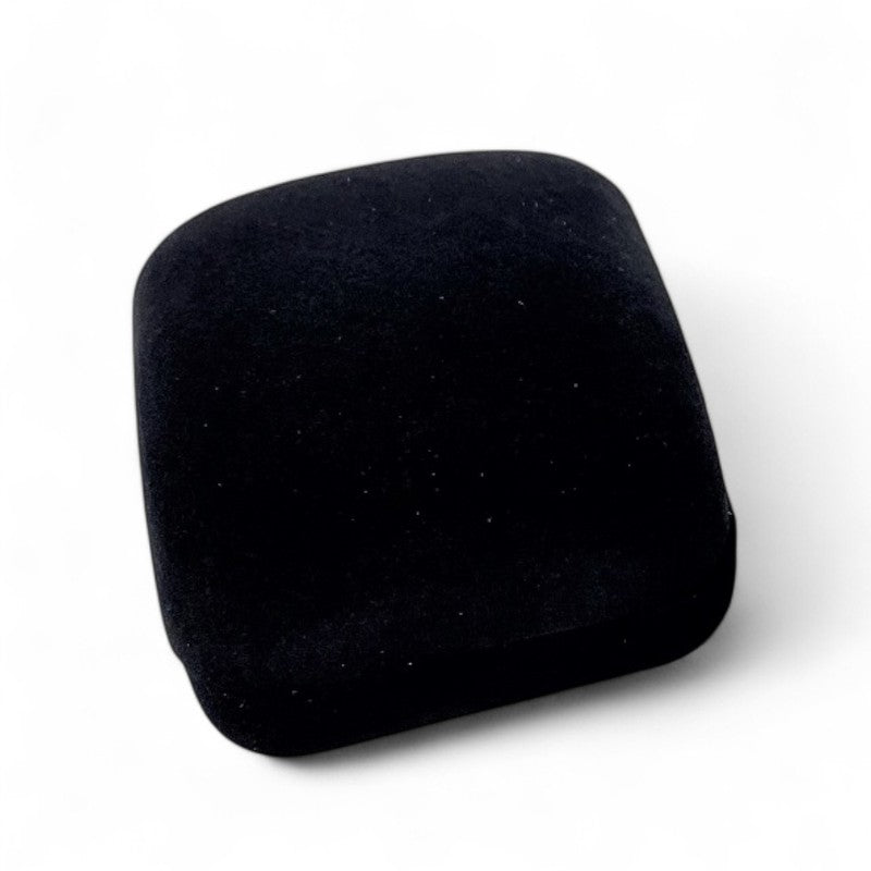 Caja para anillos y pendientes pequeños de fieltro negro.