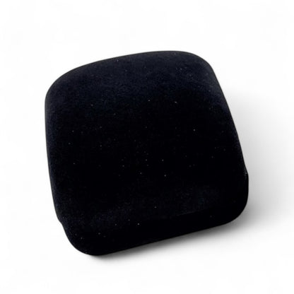 Caja para anillos y pendientes pequeños de fieltro negro.
