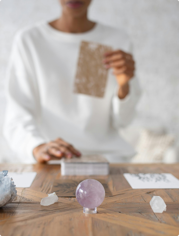 Améthyste posée sur le front au niveau du troisième œil pendant une méditation