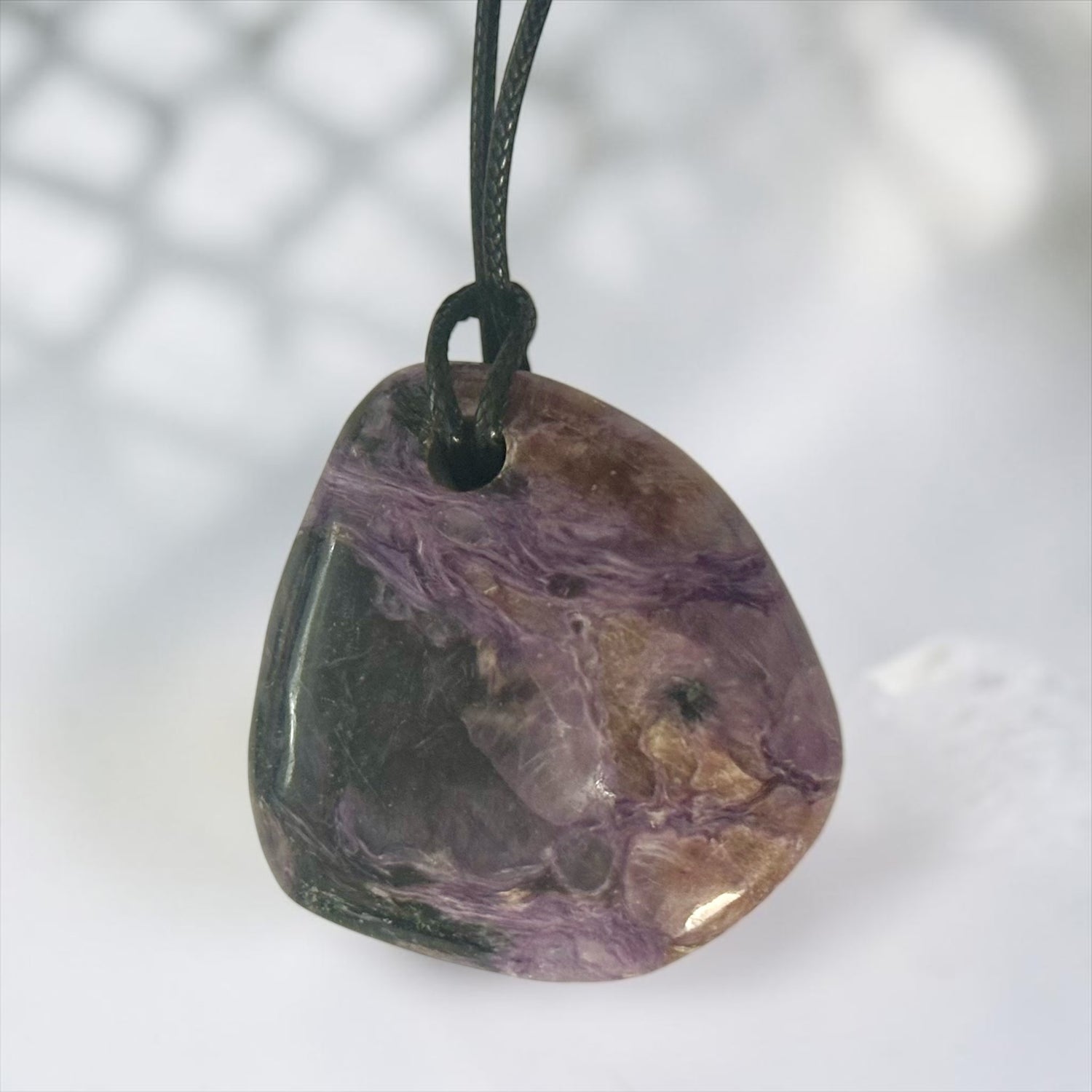 Pendentif charoite Russie AA (pierre plate) + cordon