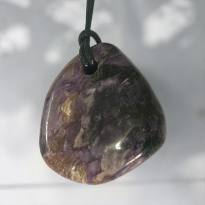 Pendentif charoite Russie AA (pierre plate) + cordon