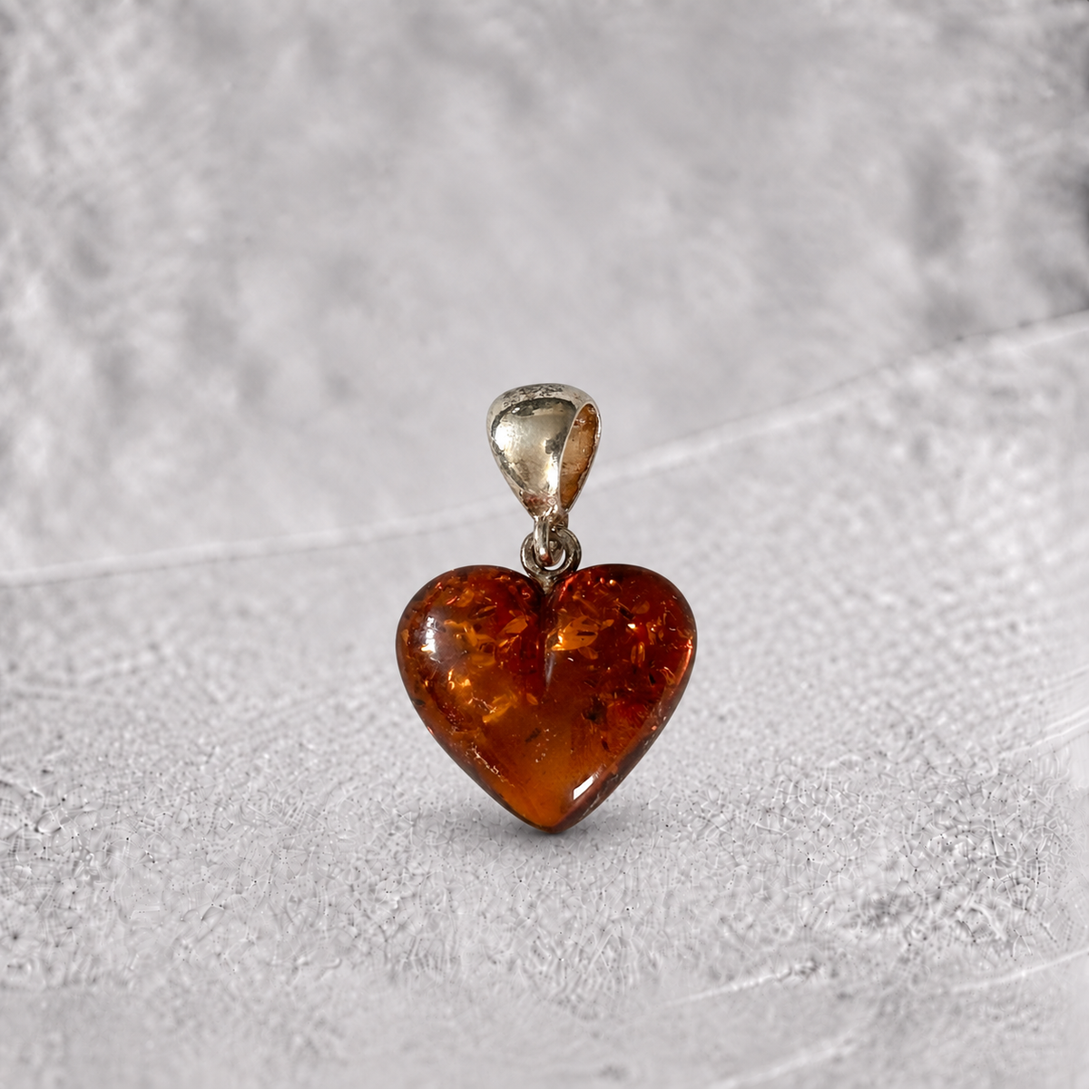 Colgante de plata y ámbar coñac (corazón)