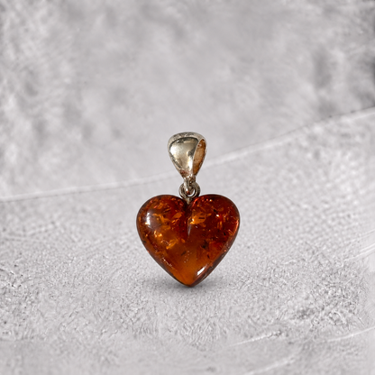 Colgante de plata y ámbar coñac (corazón)