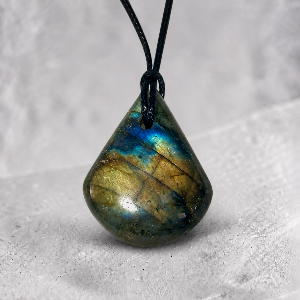 Pendentif labradorite Madagascar AA (pierre trouée) + cordon