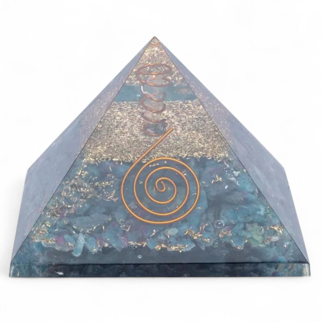 Pyramide orgonite rubis sur cyanite (70mm)
