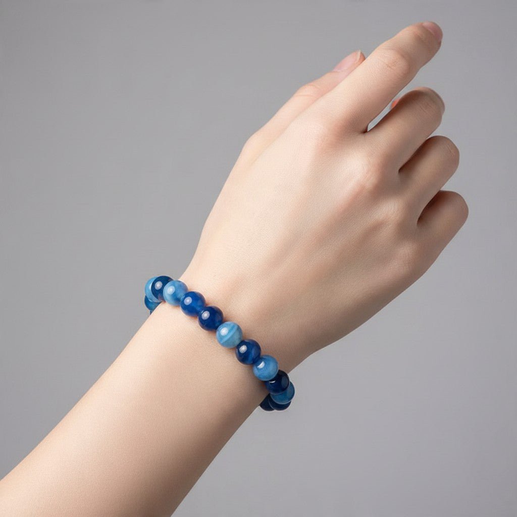 Bracelet agate teintée bleue Brésil A (boules 7-8mm) - La Boite à Cailloux