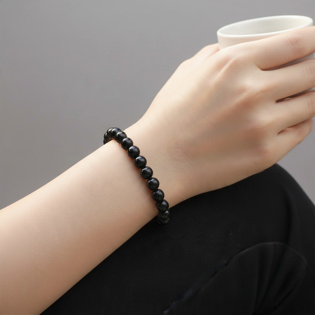 Bracelet amphibole Brésil A (boules 7-8mm) - La Boite à Cailloux
