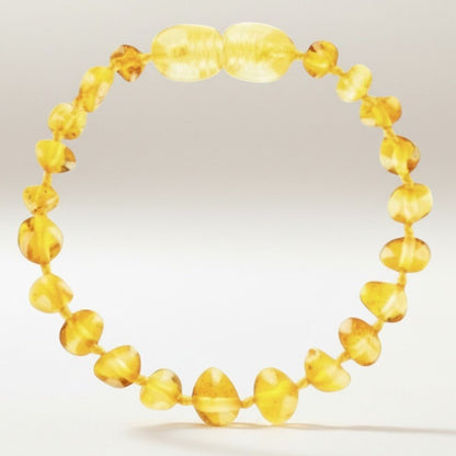 Bracelet bébé en ambre miel Lituanie AA (perles baroques) - La Boite à Cailloux