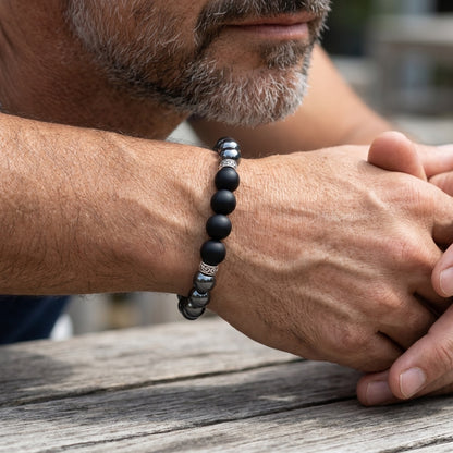 Bracelet homme hématite et onyx dépoli porté au poignet