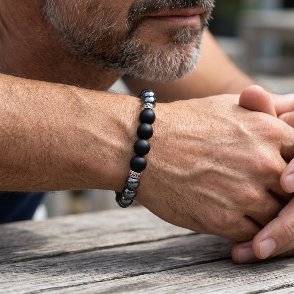 Bracelet homme hématite &amp; onyx dépoli A (boules 10 mm) - La Boite à Cailloux