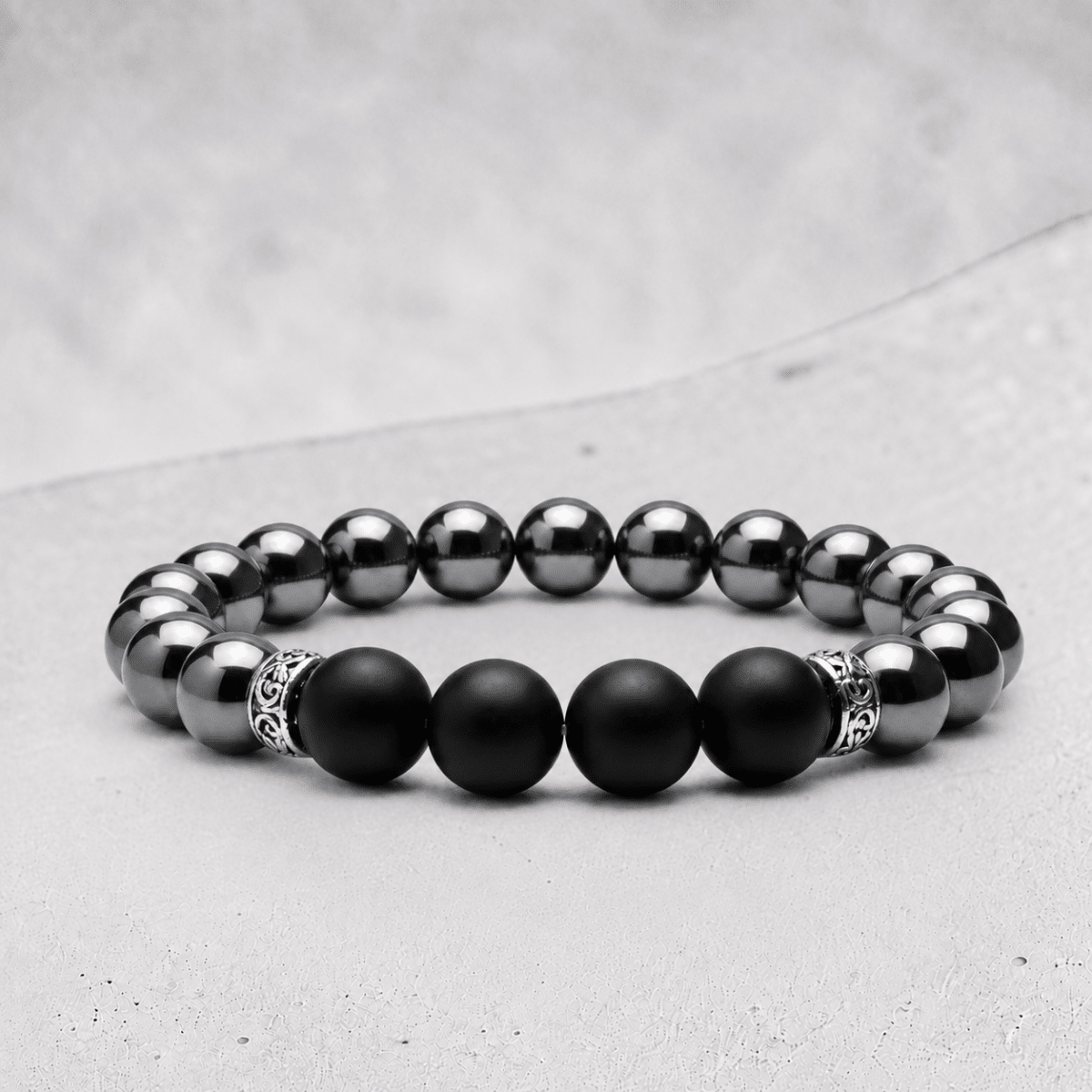 Bracelet homme hématite &amp; onyx dépoli A (boules 10 mm) - La Boite à Cailloux