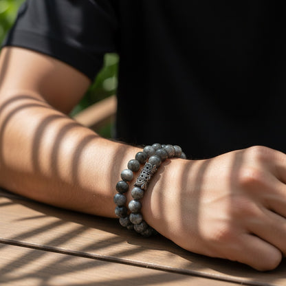 Bracelet homme en larvikite de Norvège porté au poignet