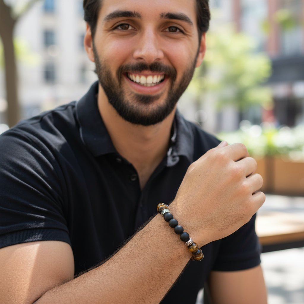 Bracelet Homme: oeil de tigre, onyx dépoli (boules 10mm) - La Boite à Cailloux