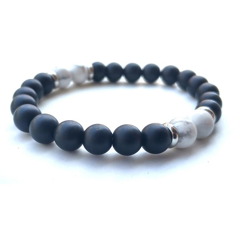 Bracelet onyx dépoli et howlite A (boules 7 - 8mm) - La Boite à Cailloux
