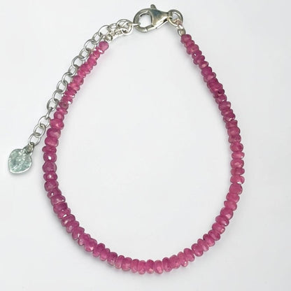 Bracelet rubis d’Inde AA+ en perles facettées de 3 à 4 mm avec chaîne de réglage en argent 925