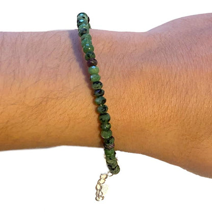 Bracelet rubis sur zoisite perles facettées argent 925 - La Boite à Cailloux