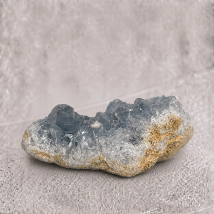 Célestine naturelle de Madagascar qualité AA de 211 g, vue opposée des cristaux bleu ciel