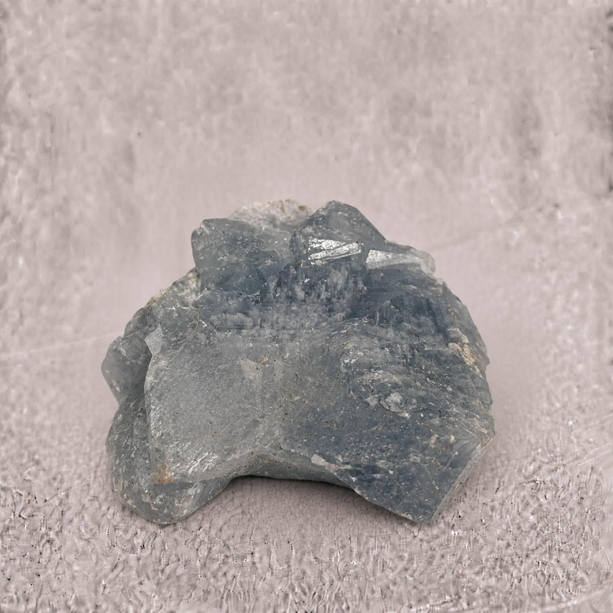 Célestine naturelle de Madagascar qualité AA de 270 g, vue principale des grands cristaux bleu gris