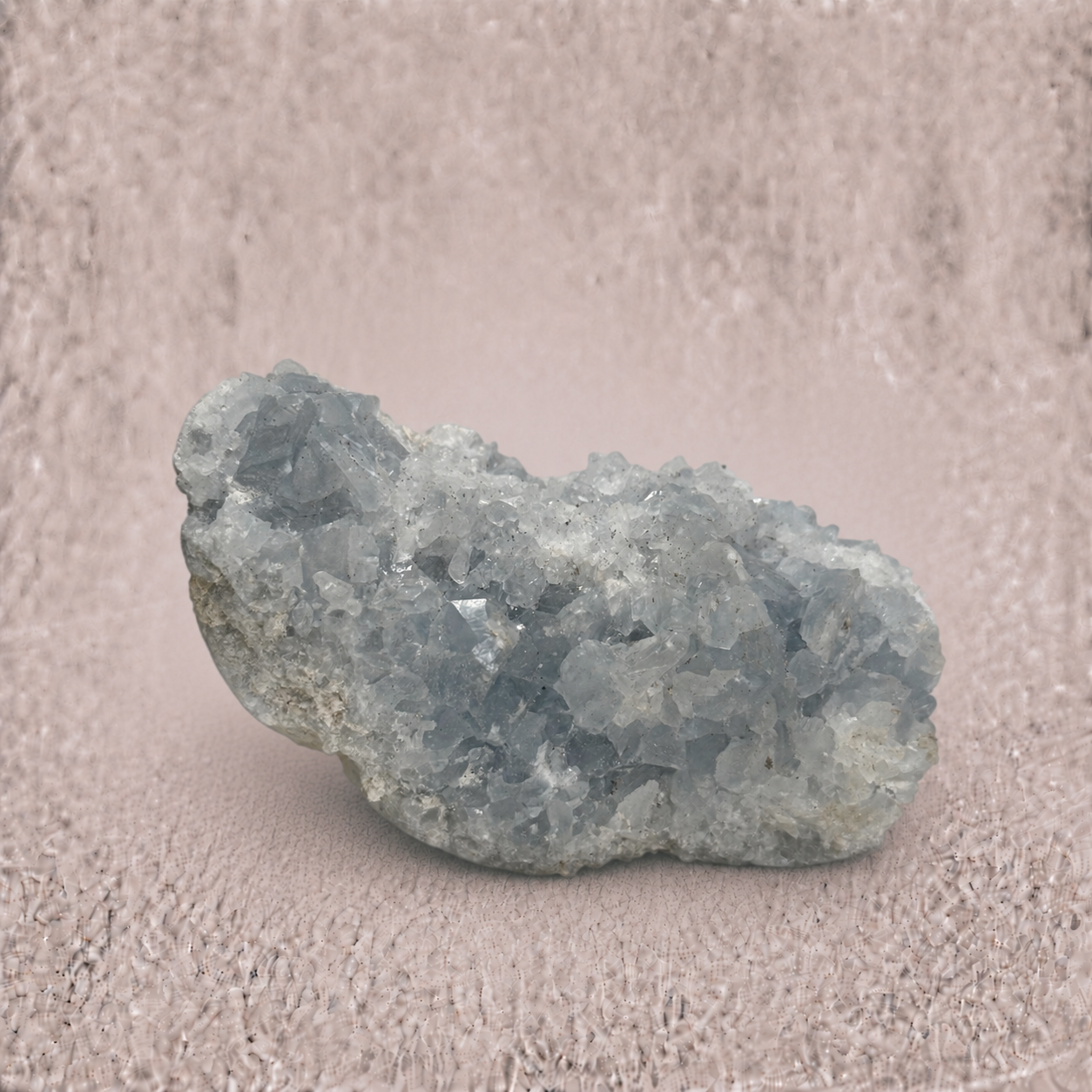 Célestine naturelle de Madagascar qualité AA de 364 g, vue principale de la surface cristallisée