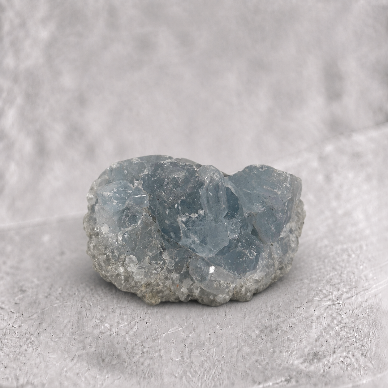 Célestine naturelle de Madagascar de 120 g, vue de face sur les cristaux bleu ciel