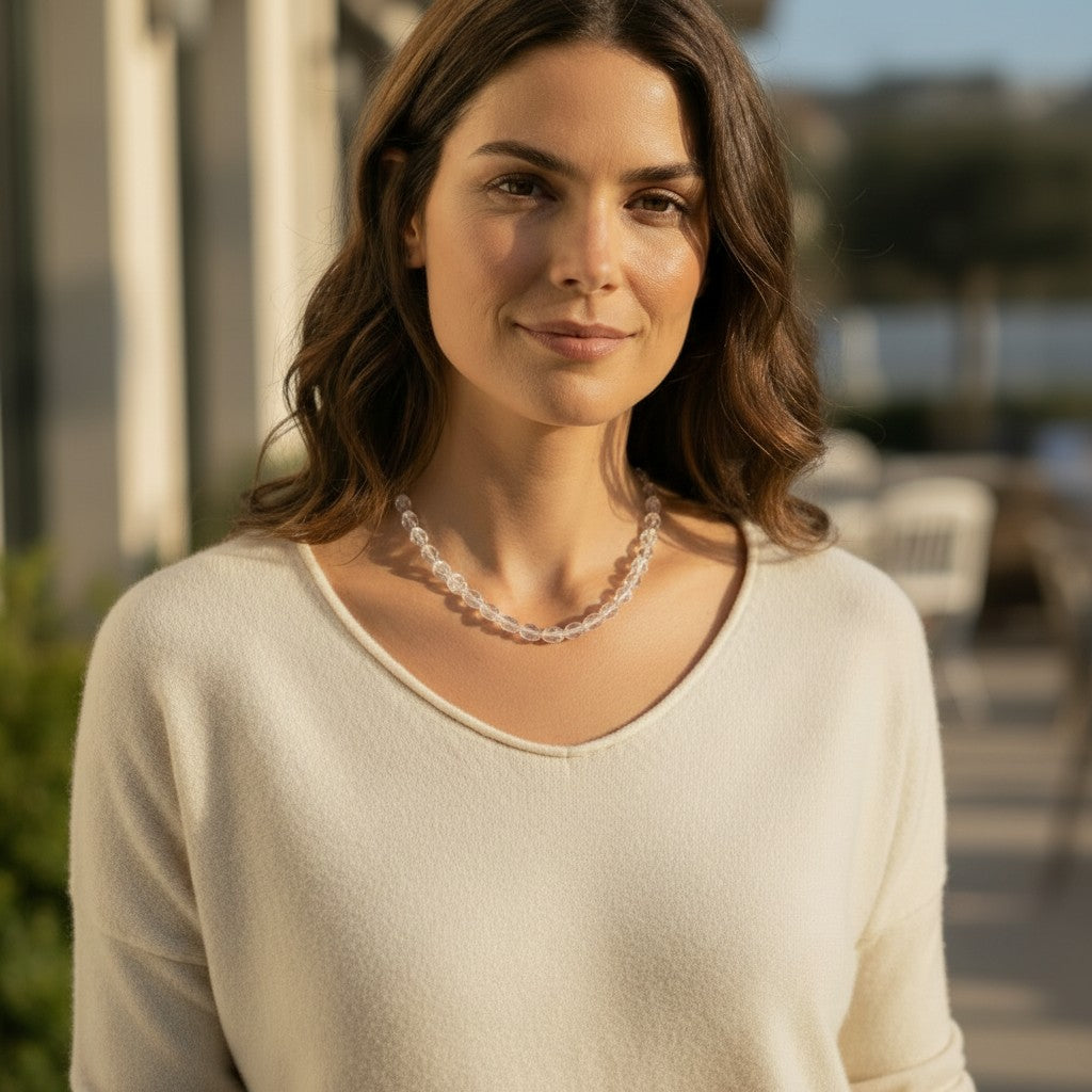 Collier en cristal de roche du Brésil AA porté par une femme, pierres plates translucides