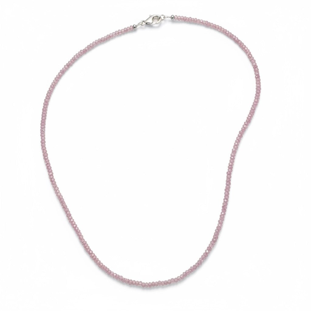 Collier grenat hessonite rose en perles facettées porté