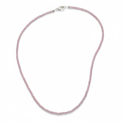 Collier grenat hessonite rose en perles facettées porté