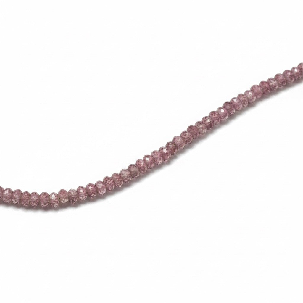 Détail des perles facettées du collier grenat hessonite rose