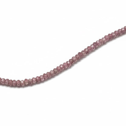 Détail des perles facettées du collier grenat hessonite rose