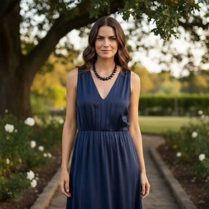 Collier en onyx noir du Brésil porté par une femme, perles facettées carrées