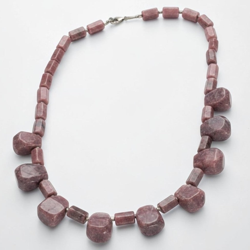 Collier en rhodonite d’Australie qualité A composé de pierres taillées