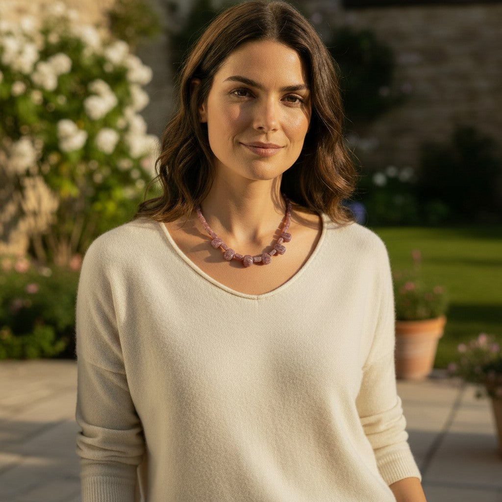 Collier en rhodonite d’Australie porté par une femme, pierres taillées roses