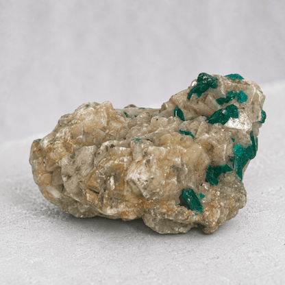 Dioptase sur calcite Congo AA – 96g - La Boite à Cailloux