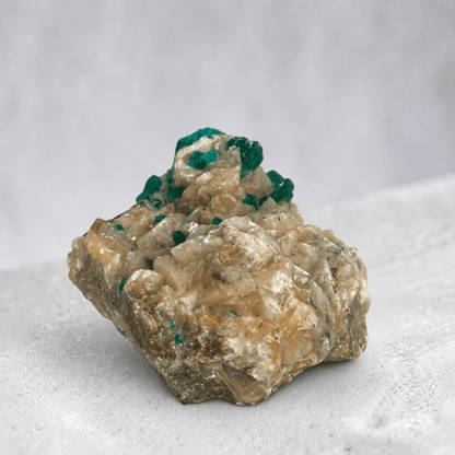 Dioptase sur calcite Congo AA – 96g - La Boite à Cailloux
