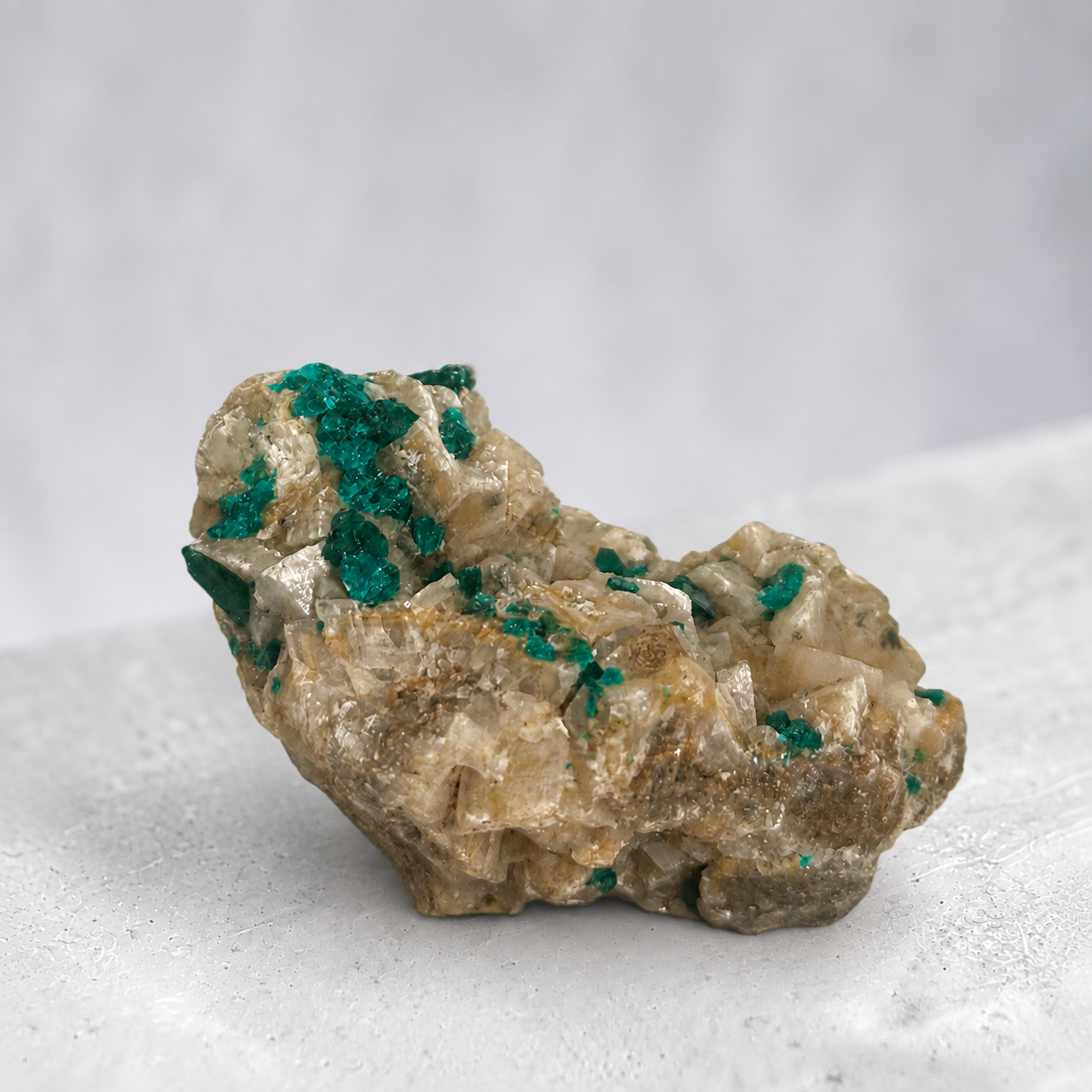Dioptase sur calcite du Congo qualité AA, vue arrière des cristaux sur matrice