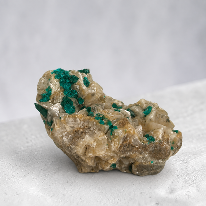 Dioptase sur calcite du Congo qualité AA, vue arrière des cristaux sur matrice