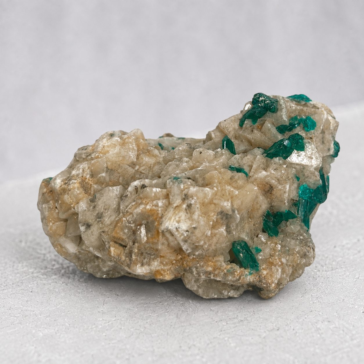 Dioptase sur calcite du Congo qualité AA, vue latérale des cristaux verts