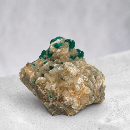 Dioptase sur calcite du Congo qualité AA, seconde vue latérale de la matrice