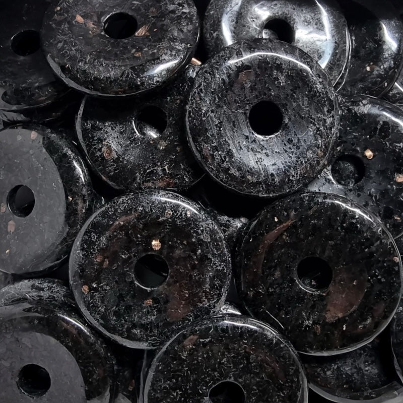 Donut ou PI Chinois coppernite (nuummite indienne) A - La Boite à Cailloux