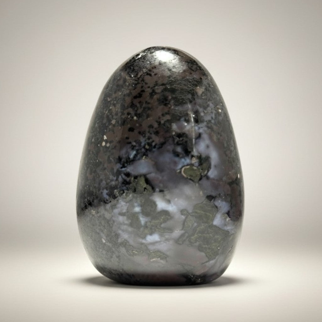 Gabbro (Merlinite mystique) Madagascar forme libre A - 252g - La Boite à Cailloux