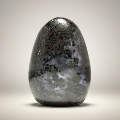 Gabbro (Merlinite mystique) Madagascar forme libre A - 252g - La Boite à Cailloux