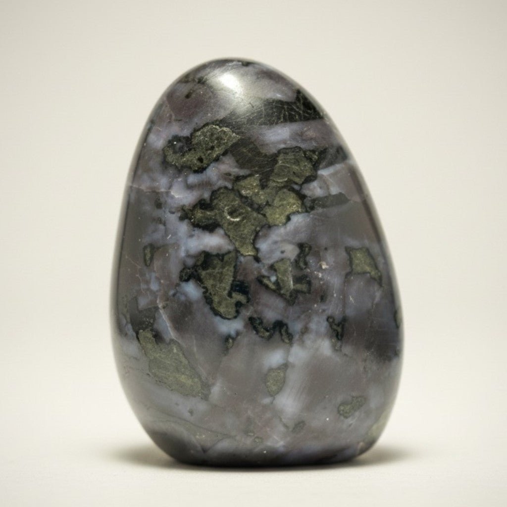 Gabbro (Merlinite mystique) Madagascar forme libre A - 252g - La Boite à Cailloux