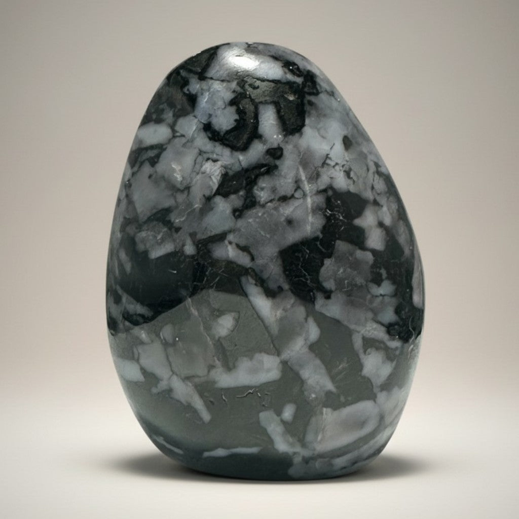 Gabbro (Merlinite mystique) Madagascar forme libre A - 256g - La Boite à Cailloux