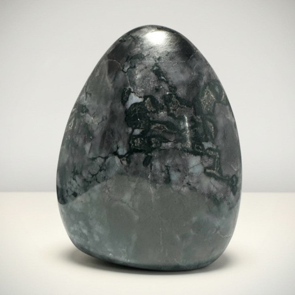 Gabbro (Merlinite mystique) Madagascar forme libre A - 263g - La Boite à Cailloux