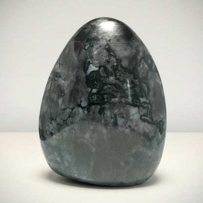 Gabbro (Merlinite mystique) Madagascar forme libre A - 263g - La Boite à Cailloux