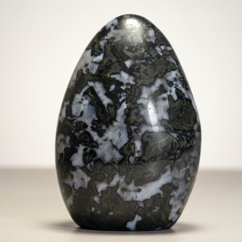 Gabbro (Merlinite mystique) Madagascar forme libre A - 472g - La Boite à Cailloux